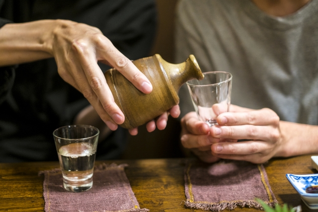 日本酒を注ぐ