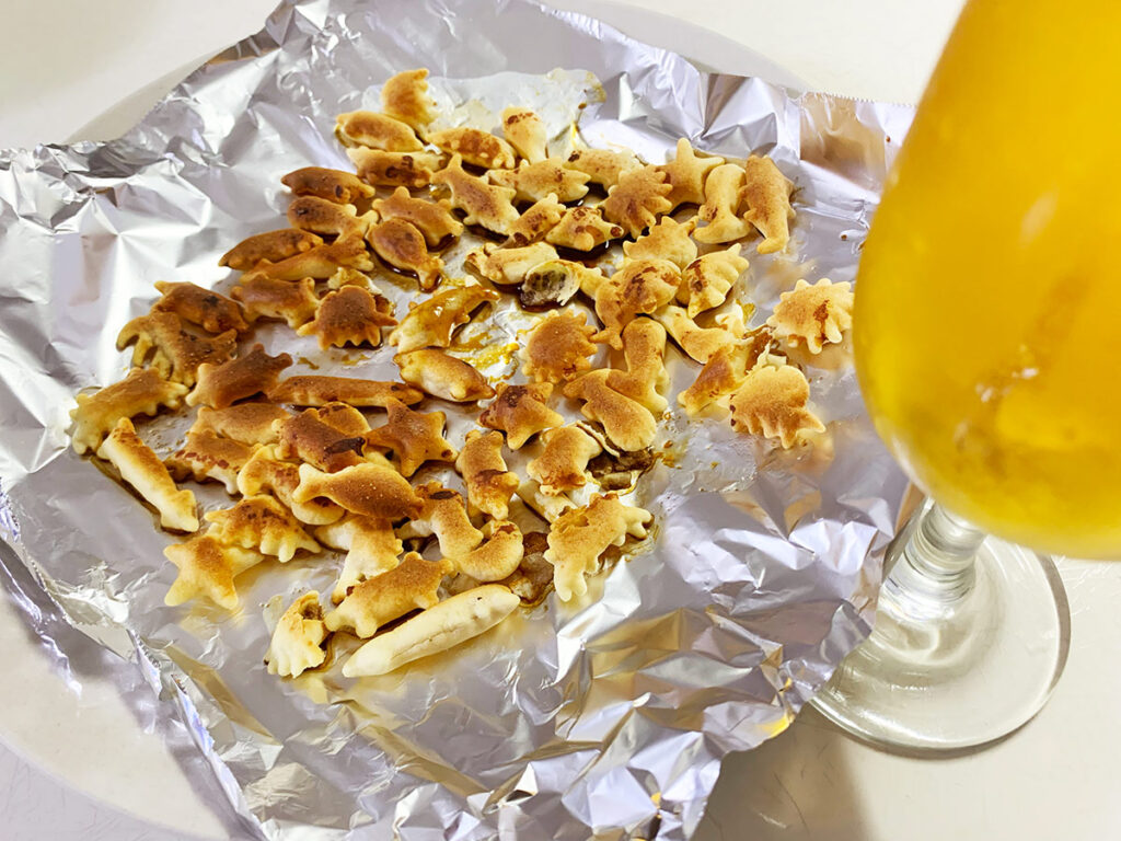 ごま油と醤油を塗ったおっとっとをオーブンで焼いた後とビールをペアリング